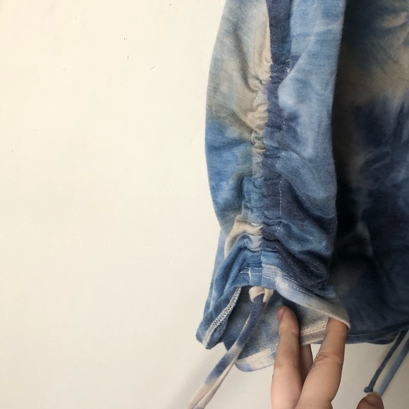 Skönhet Tie-Dye Short Sleeve Top w/ Adjustable Sides - Picture 3 of 5